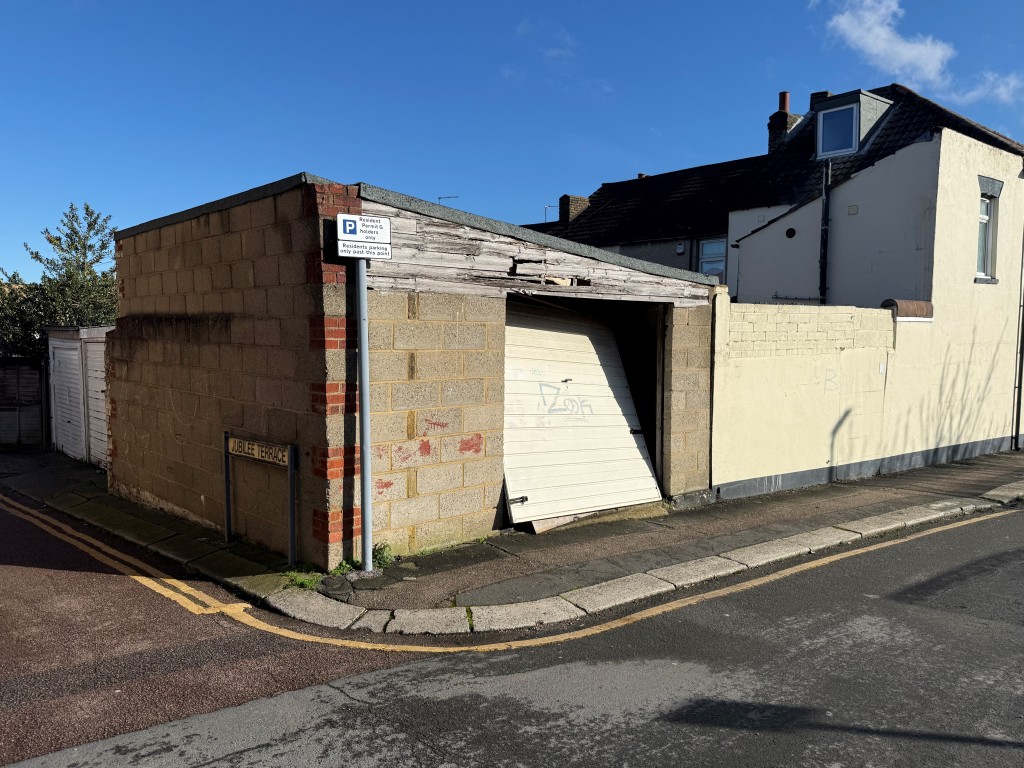 Lot: 4 - DETACHED GARAGE AND ADJACENT LAND - Detached garage and adjacent land